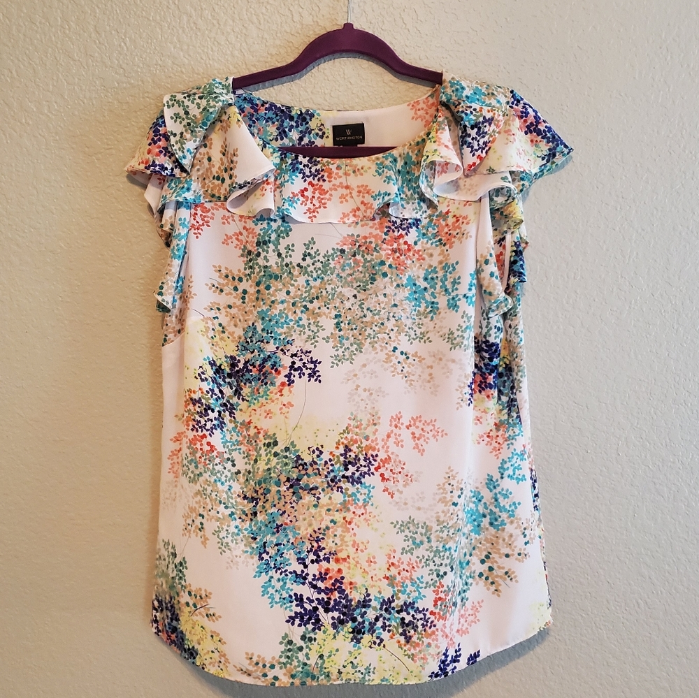 Floral blouse with ruffled sleeves